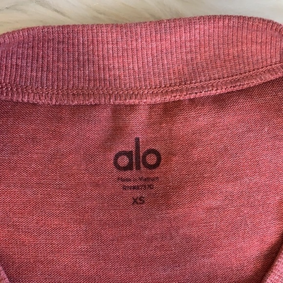 alo yoga • alolux glimpse long sleeve split tee - Picture 8 of 9